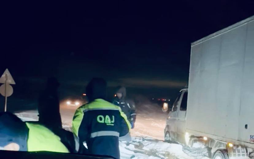 Колонну из 60 машин вызволили из снежного плена дорожники Атырауской области 