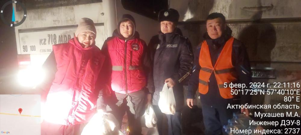 Работники ҚазАвтоЖол активно помогают оставшимся на дороге пассажирам в Актюбинской области