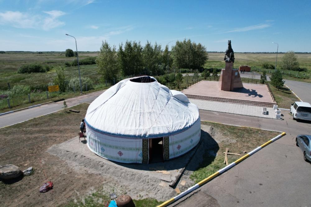 Казахская юрта установлена вдоль автодороги республиканского значения 