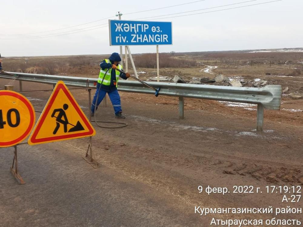 А-27 На 833-853 км автомобильной дороги Актобе-Атырау-граница РФ проведены работы по уборке мусора, мойке дорожных знаков