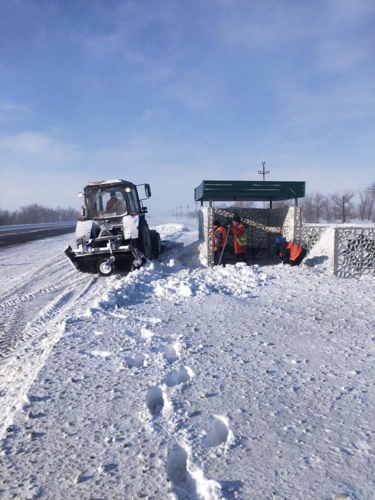 На автодороге Самара - Шымкент ведутся работы по очистке снега вокруг остановки