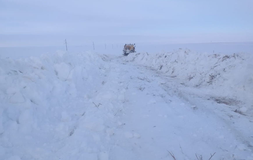 Ведутся работы по очистке снега на автодороге "Кандыагаш-Эмба-Шалкар-Иргиз"