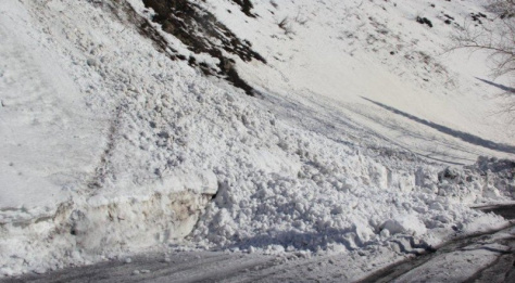 Самопроизвольный сход снежных лавин: дорожники ВКО устраняют последствия непогоды 