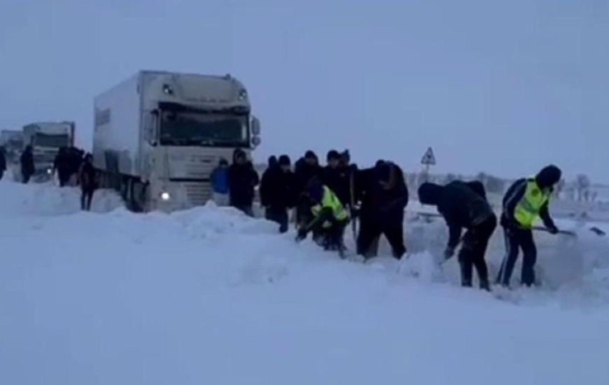 С начала зимы силами дорожных служб вызволено 650 автомобилей из снежного плена и эвакуировано порядка 800 человек