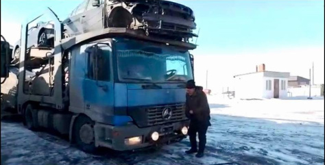 Иностранному водителю сломавшегося автовоза с пятью машинами помогли дорожники Актюбинской области 