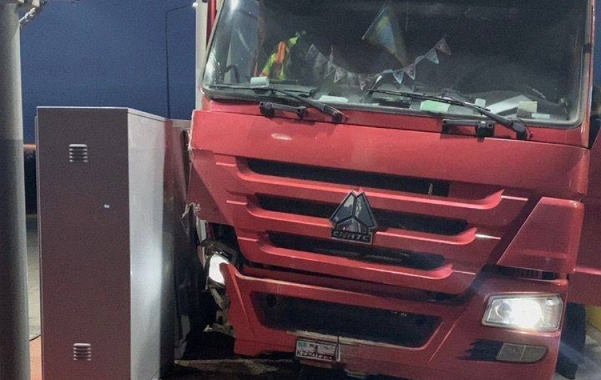 ДТП на автодороге «Астана - Щучинск»: грузовик протаранил пункт взимания платы
